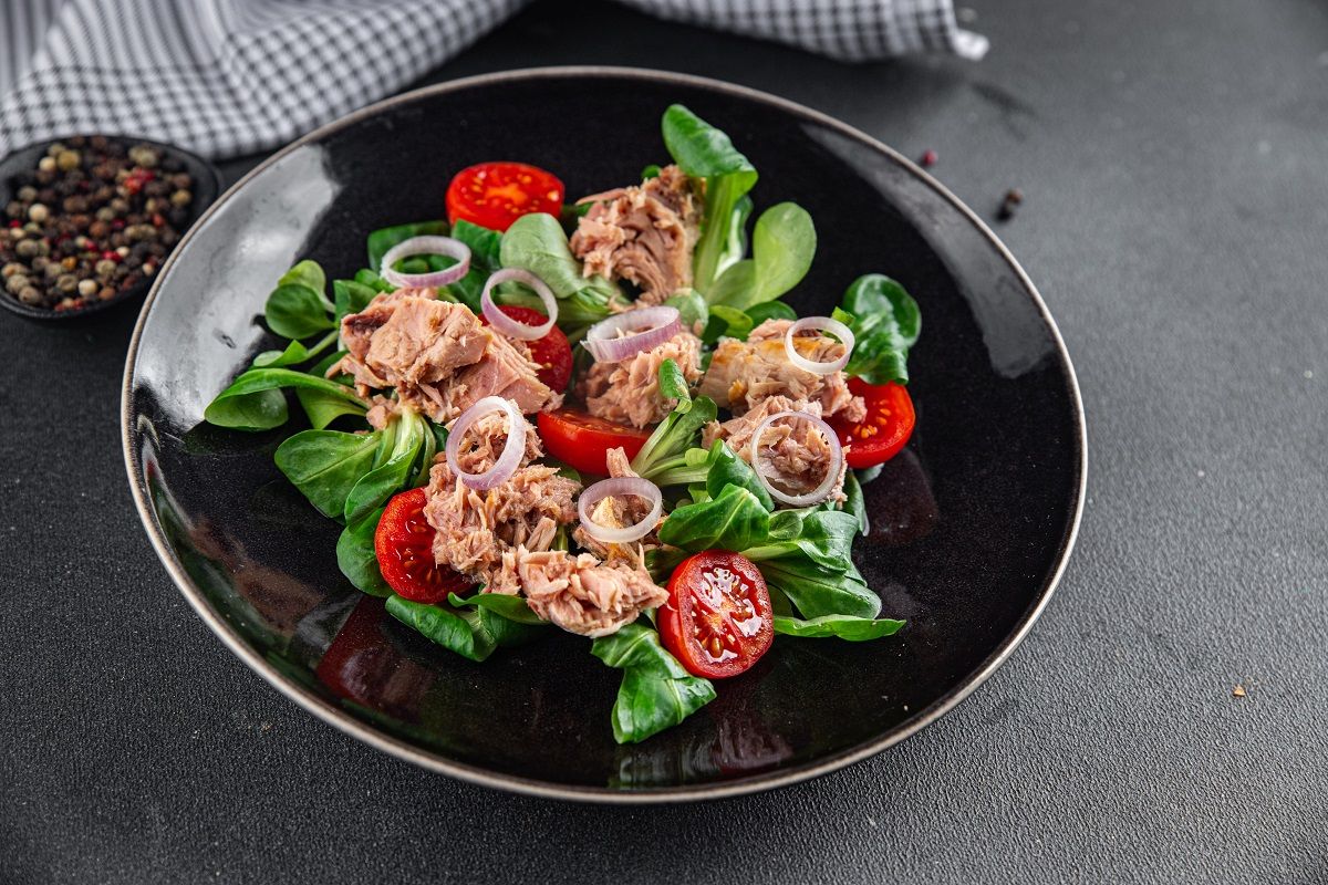 Tuna,Salad,,Tomato,,Green,Leaf,Lettuce,,Onion,Healthy,Eating,Cooking