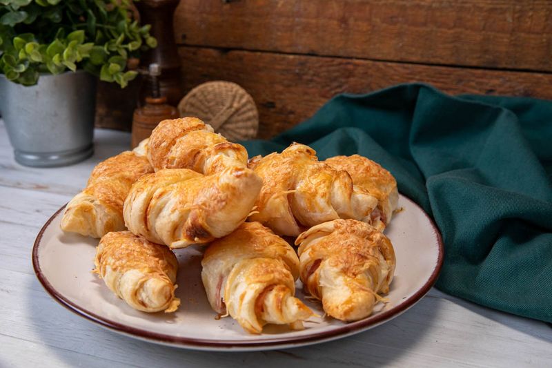 Sajtos sonkás croissant leveles tésztából