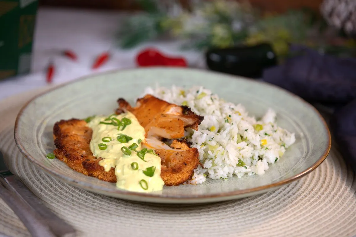 Fűszeres karfiolsteak újhagymás öntettel, póréhagymás jázminrizzsel