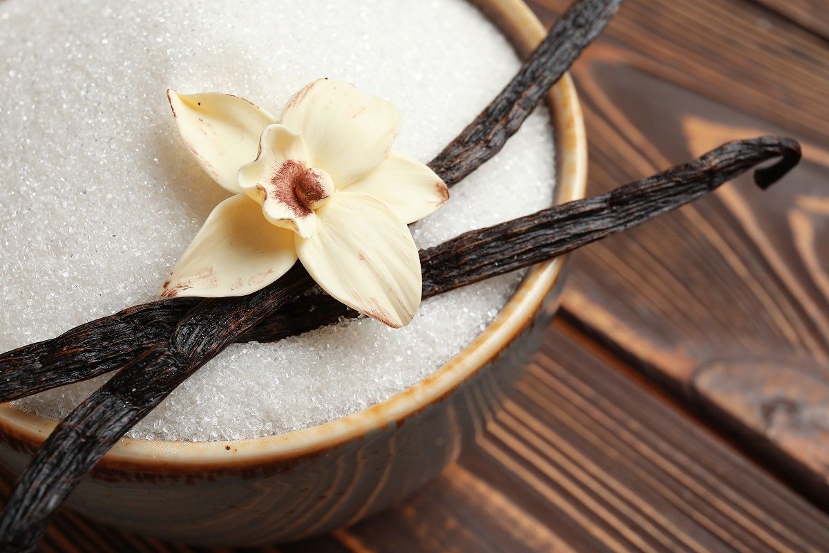 Bowl,With,Aromatic,Vanilla,Sugar,,Flower,And,Sticks,On,Wooden