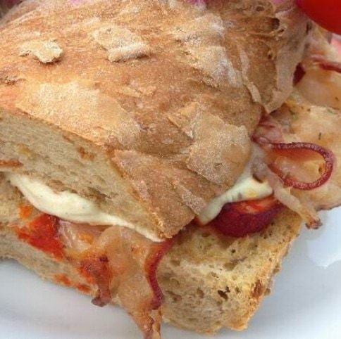 Ínyenc ciabatta melegszendvics baconnel