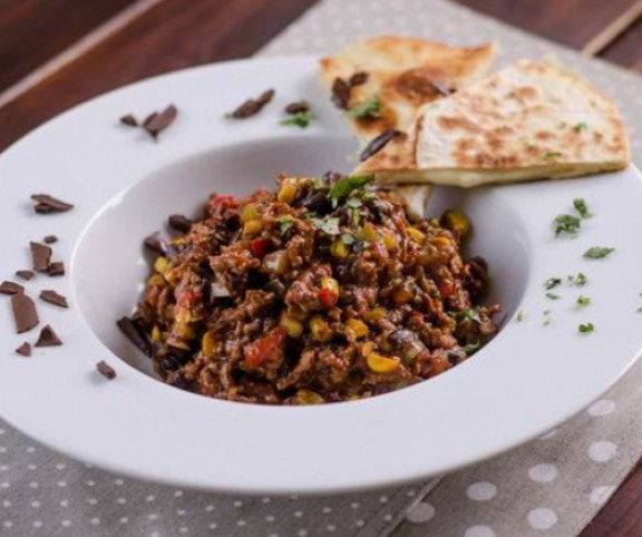 Csokoládés chili con carne sajtos quesadillával