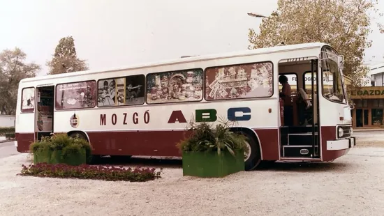 Mozgó ABC-buszok jelentek meg Budapesten