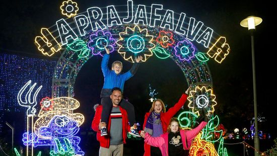 Csodás adventi kikapcsolódás: Garden of Lights Hupikék Törpikék kiállítás Budapesten