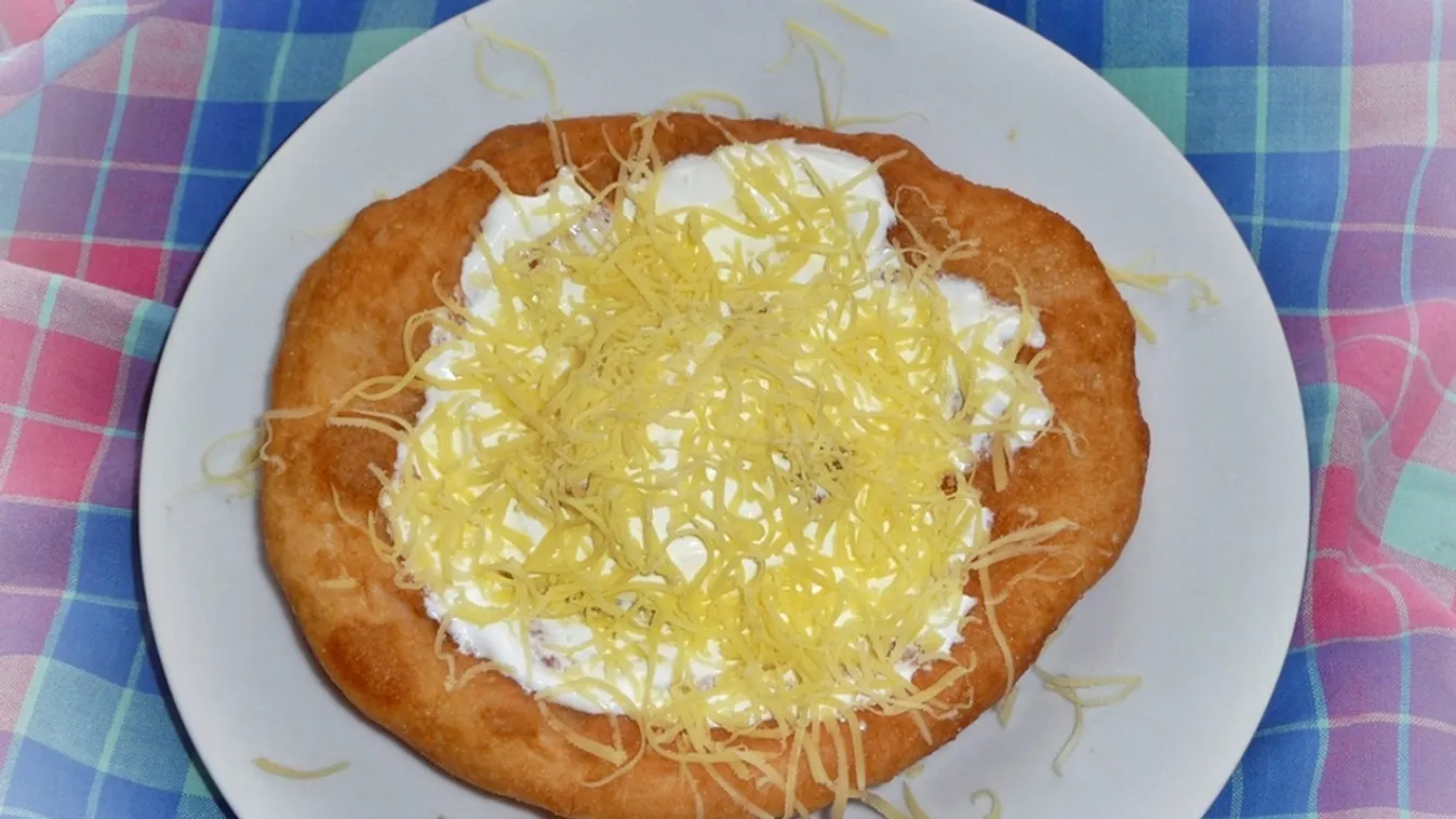 Sajtos-tejfölös lángos recept