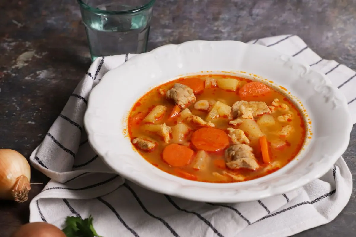 Gulyásleves receptje sertéshúsból