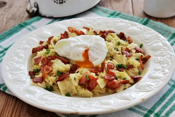 Fűszeres kelkáposztás tészta buggyantott tojással recept