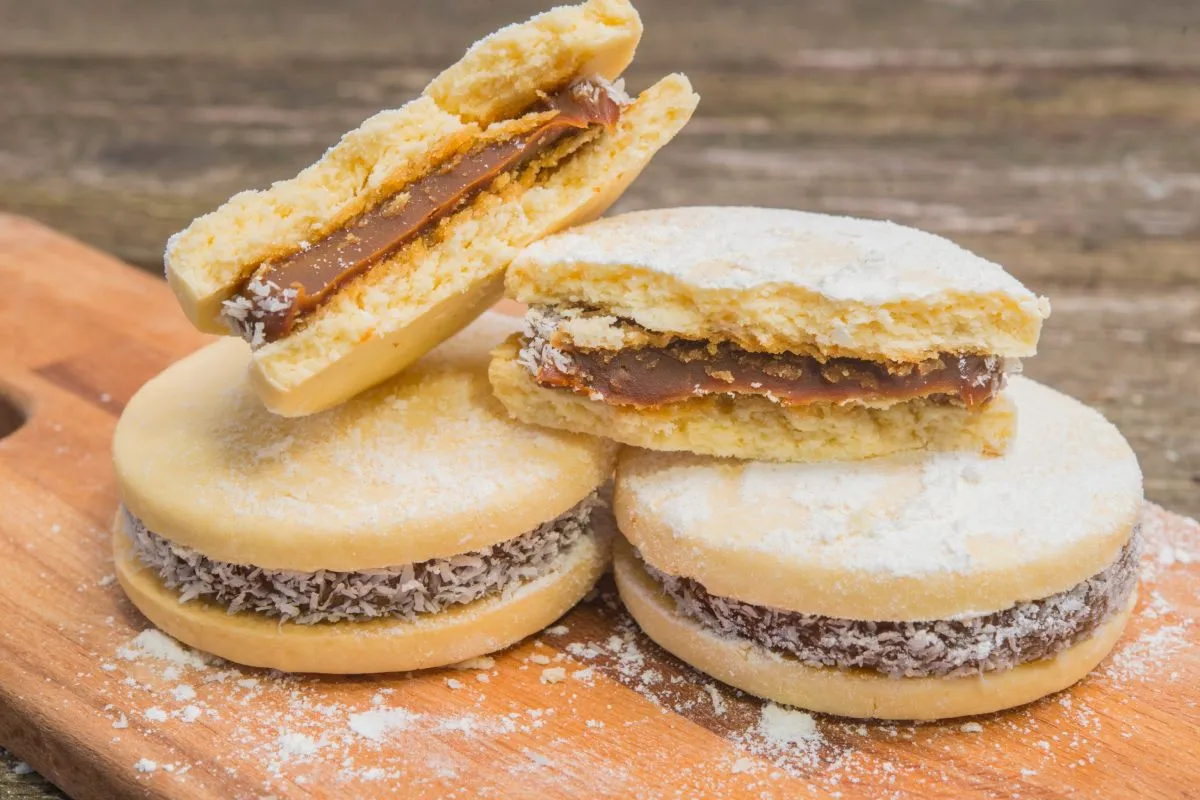 Alfajor, a karamellkrémmel töltött él-amerikai csemege, melyet néha csokiba mártanak vagy kókuszreszelékbe forgatnak
