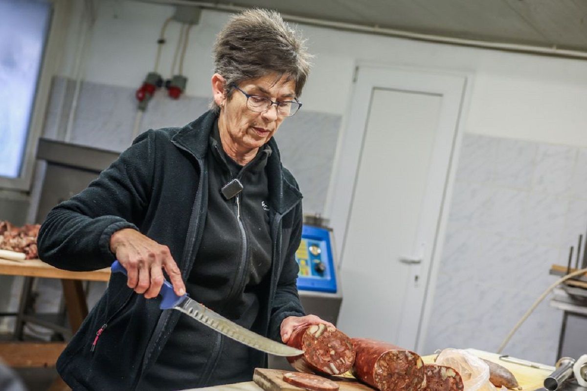 Schäffer Ágnes és családja nemcsak kolbászt, hanem disznósajtot és májat is készít