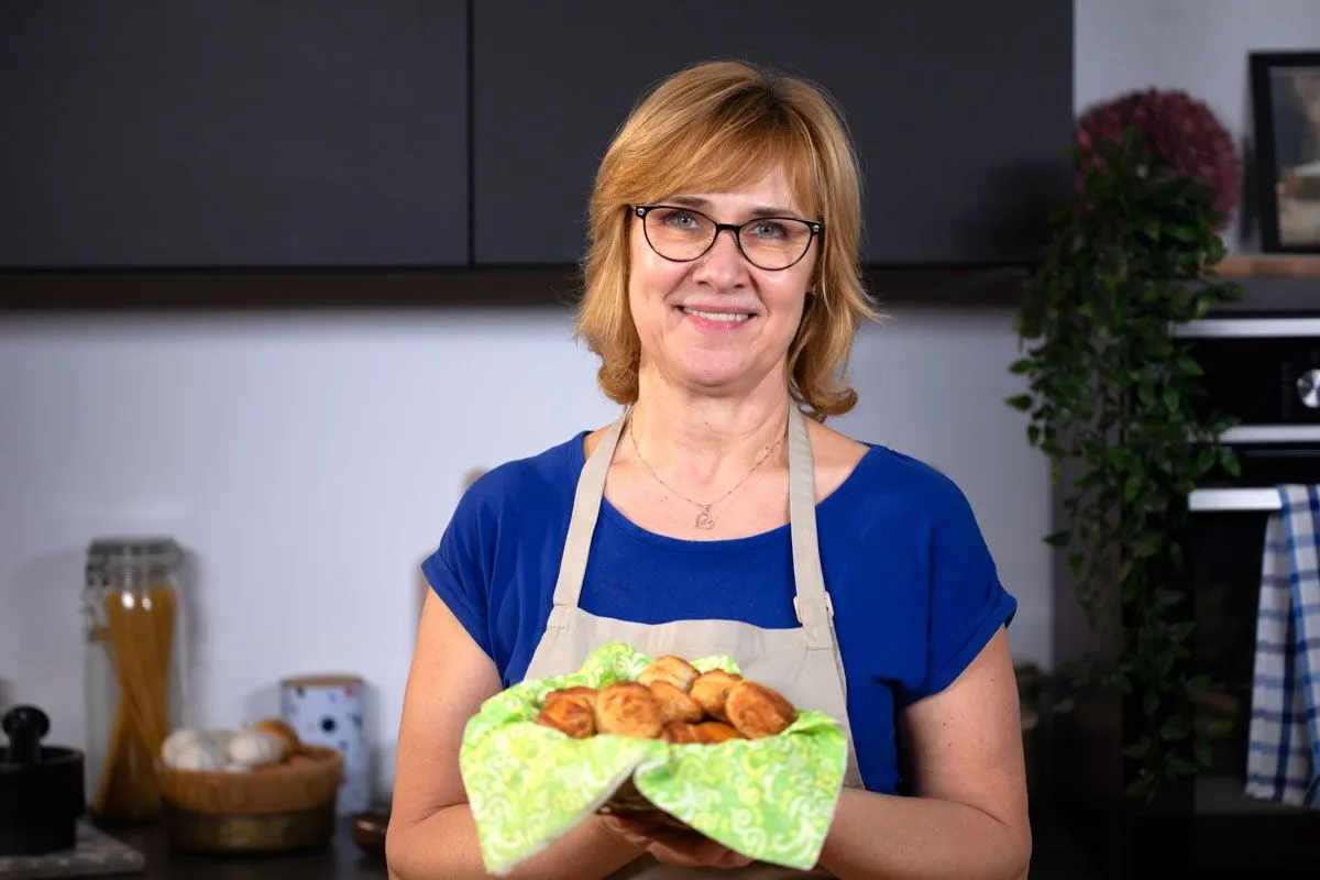 Farkasinszki Ildikó a Sütisuliban mutatja a hajtogatott tepertős pogácsa receptjét