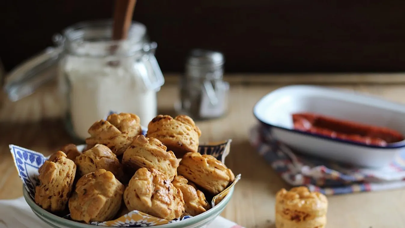 Kolbászos-tejfölös pogácsa recept