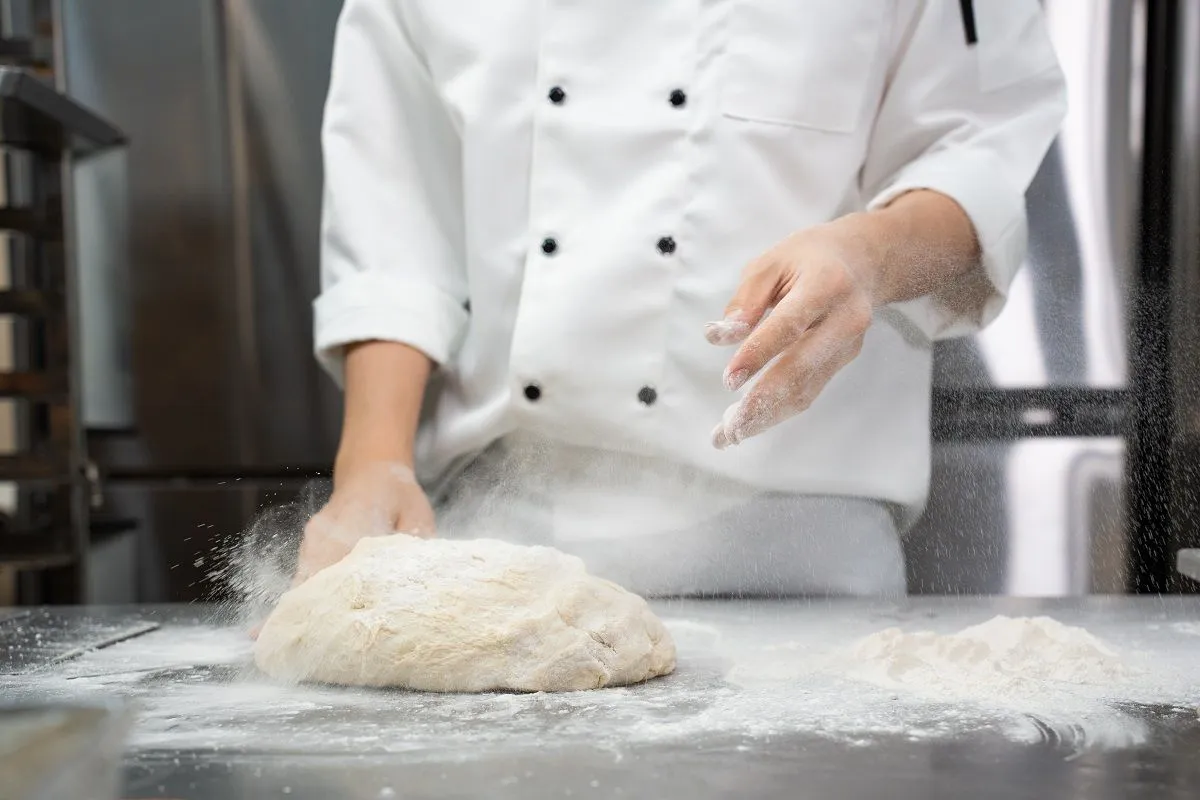 Így lisztezi a deszkát tésztanyújtás előtt a profi cukrász