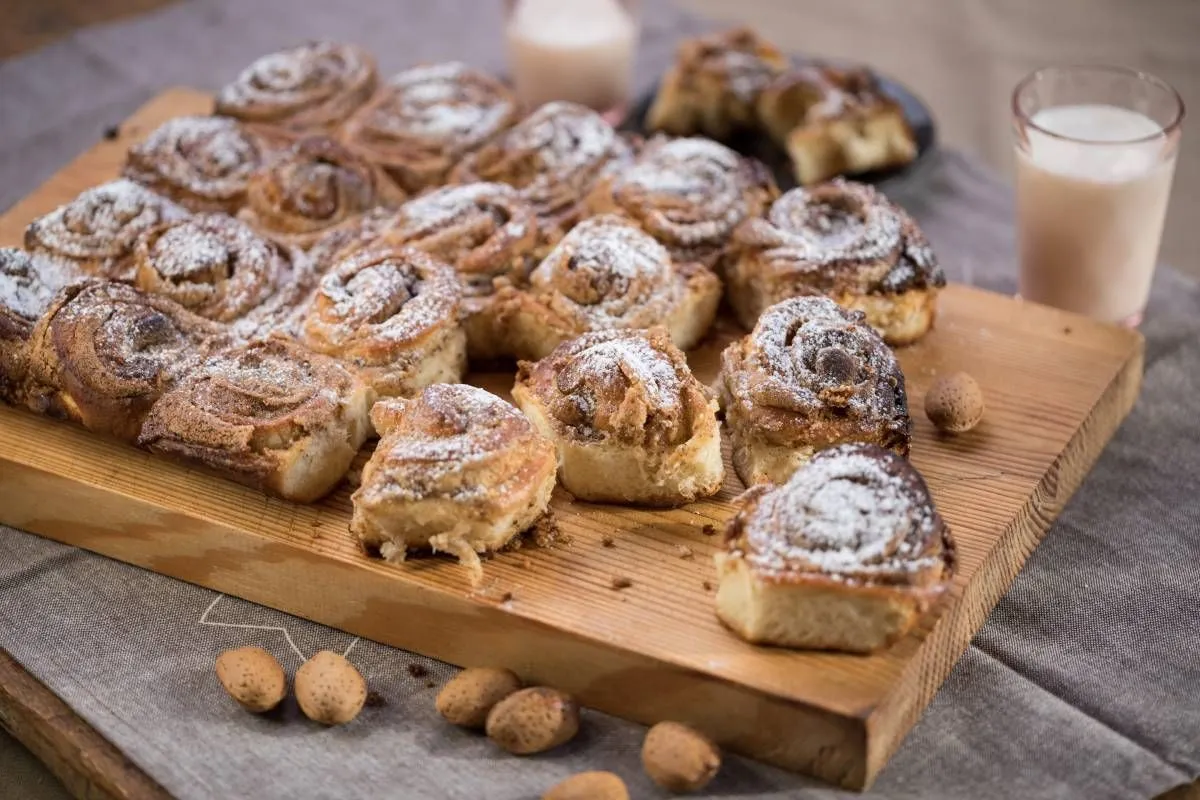 Mandulás darázsfészek egy kínálódeszkán