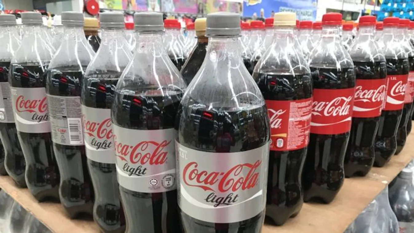 Összecserélte a kupakokat a Coca-Cola, 50 ezret is érhet a hibás üdítő