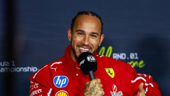 Pizzát eszik és így is fogy Lewis Hamilton, aki nehezen tud ellenállni az olasz ételeknek