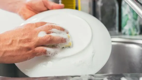 Undorító igazság: ezért kell elmosni a tányér alját is!
