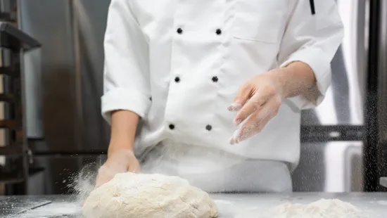 Így lisztezi tésztanyújtás előtt a deszkát a profi cukrász, sokkal könnyebb így a munka