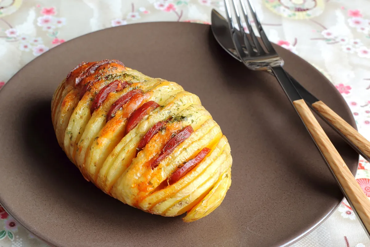 Kolbászos-sajtos Hasselback krumpli receptje 