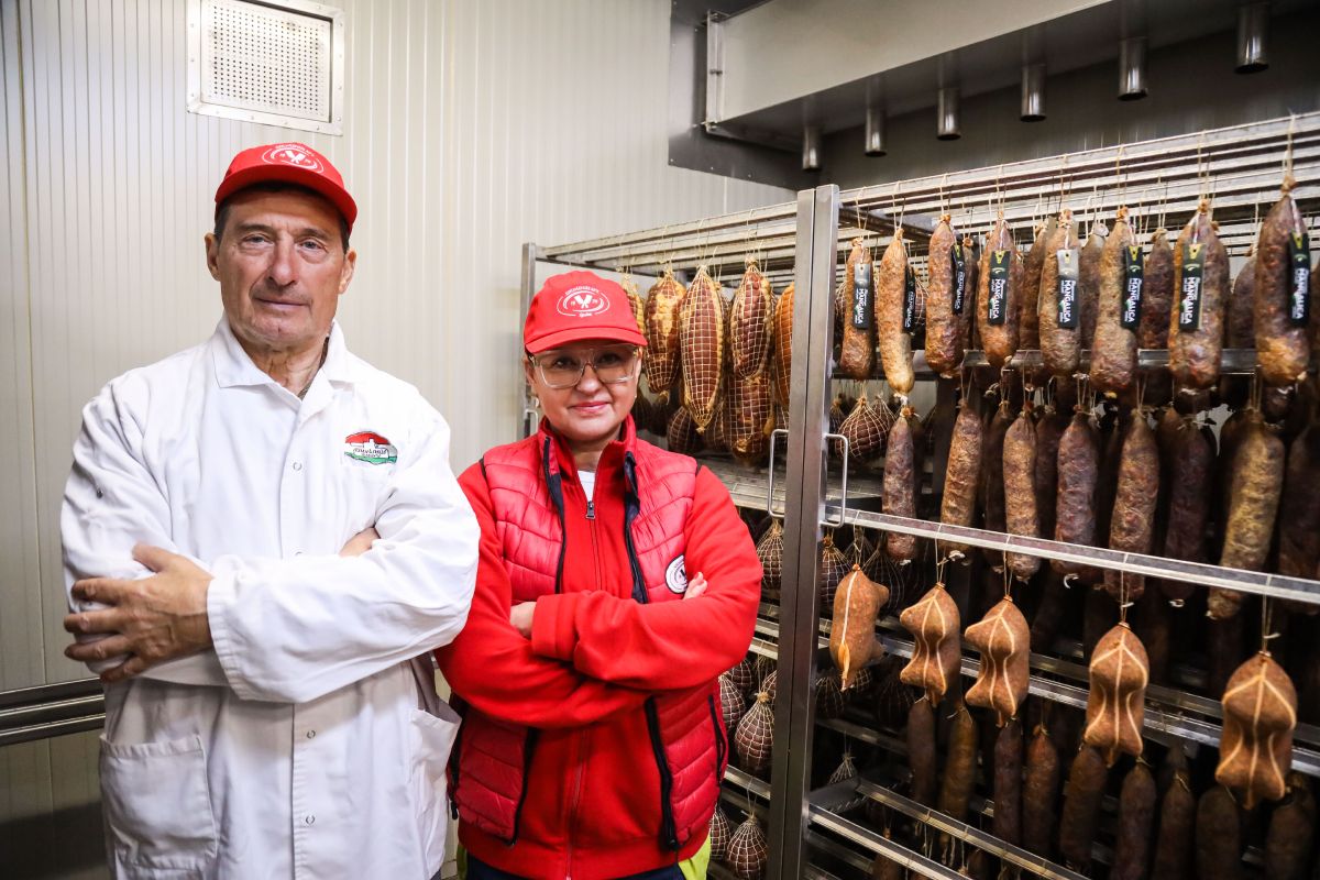 A családias vállalkozásban ötven éve működő Szilváshús Kft. alapító-tulajdonosa, Tóth László, valamint lánya, a cég vezetője, Cziczás-Tóth Mariann a húsraktár termékei előtt FOTÓ: Nagy Balázs