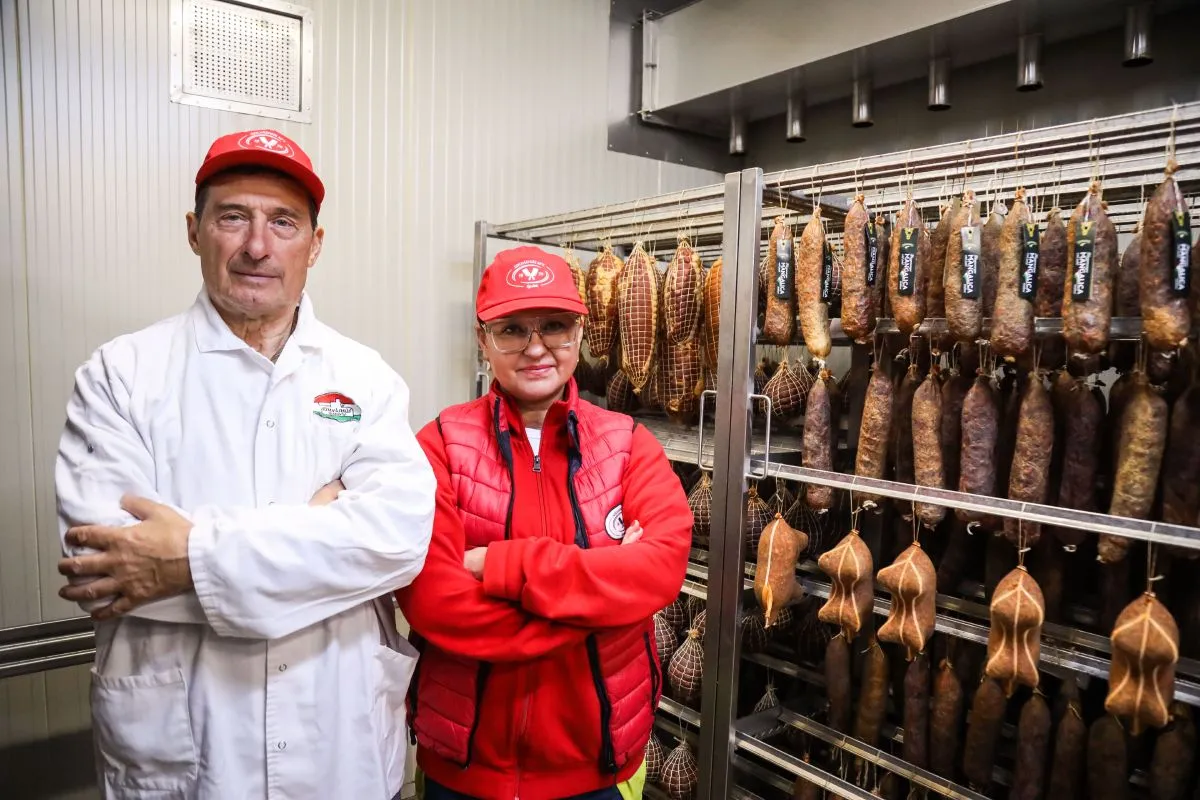 A családias vállalkozásban ötven éve működő Szilváshús Kft. alapító-tulajdonosa, Tóth László, valamint lánya, a cég vezetője, Cziczás-Tóth Mariann a húsraktár termékei előtt FOTÓ: Nagy Balázs