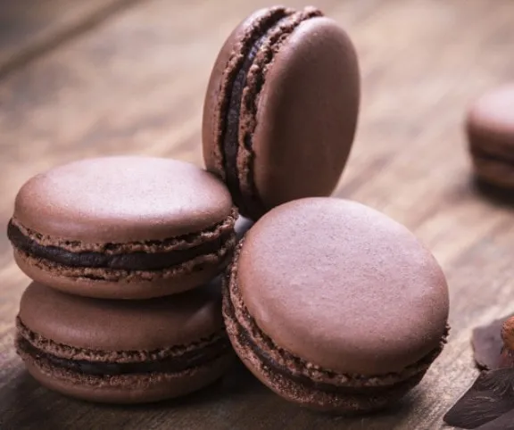Így készül az eredeti francia macaron - íme a duplacsokis változat - VIDEÓ