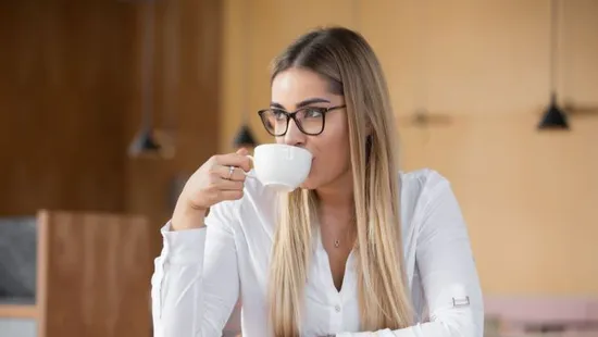 Túl sok kávét iszol? Ez a 7 tünet erre figyelmeztet