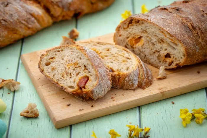 Hagymás-kolbászos félbarna gyökérkenyér recept