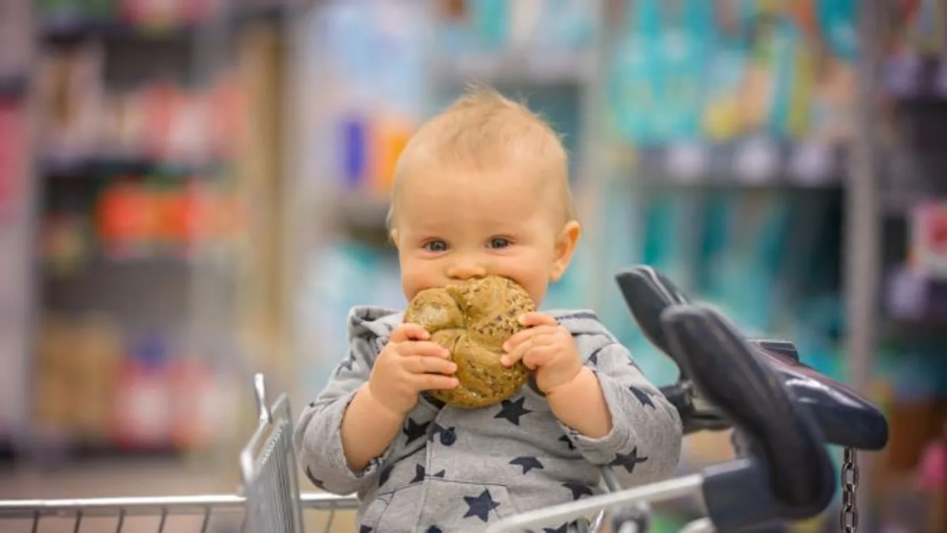 Megeheti előre a gyerek a még ki nem fizetett kiflit a boltban? Vérre menő vita az ügyben!