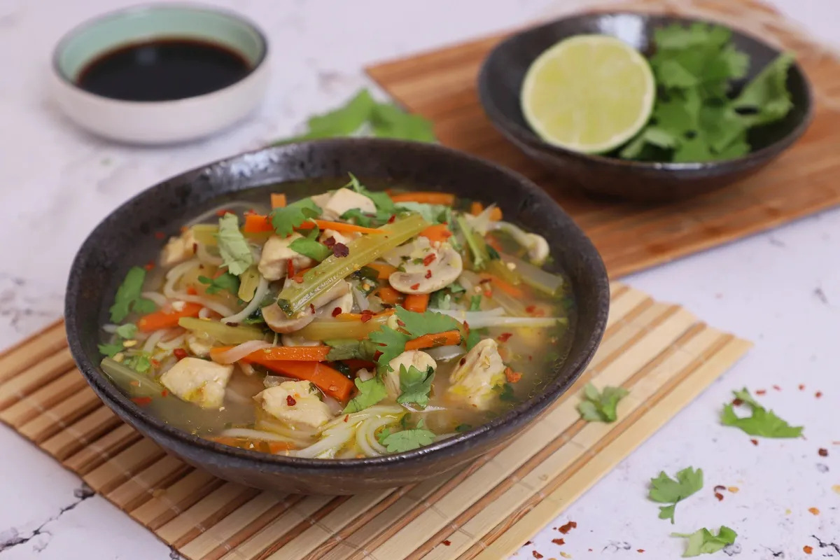 Ázsiai ihletésű csirkeleves recept /Fotó: Mindmegette