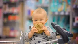 Megeheti előre a gyerek a még ki nem fizetett kiflit a boltban? Vérre menő vita az ügyben!