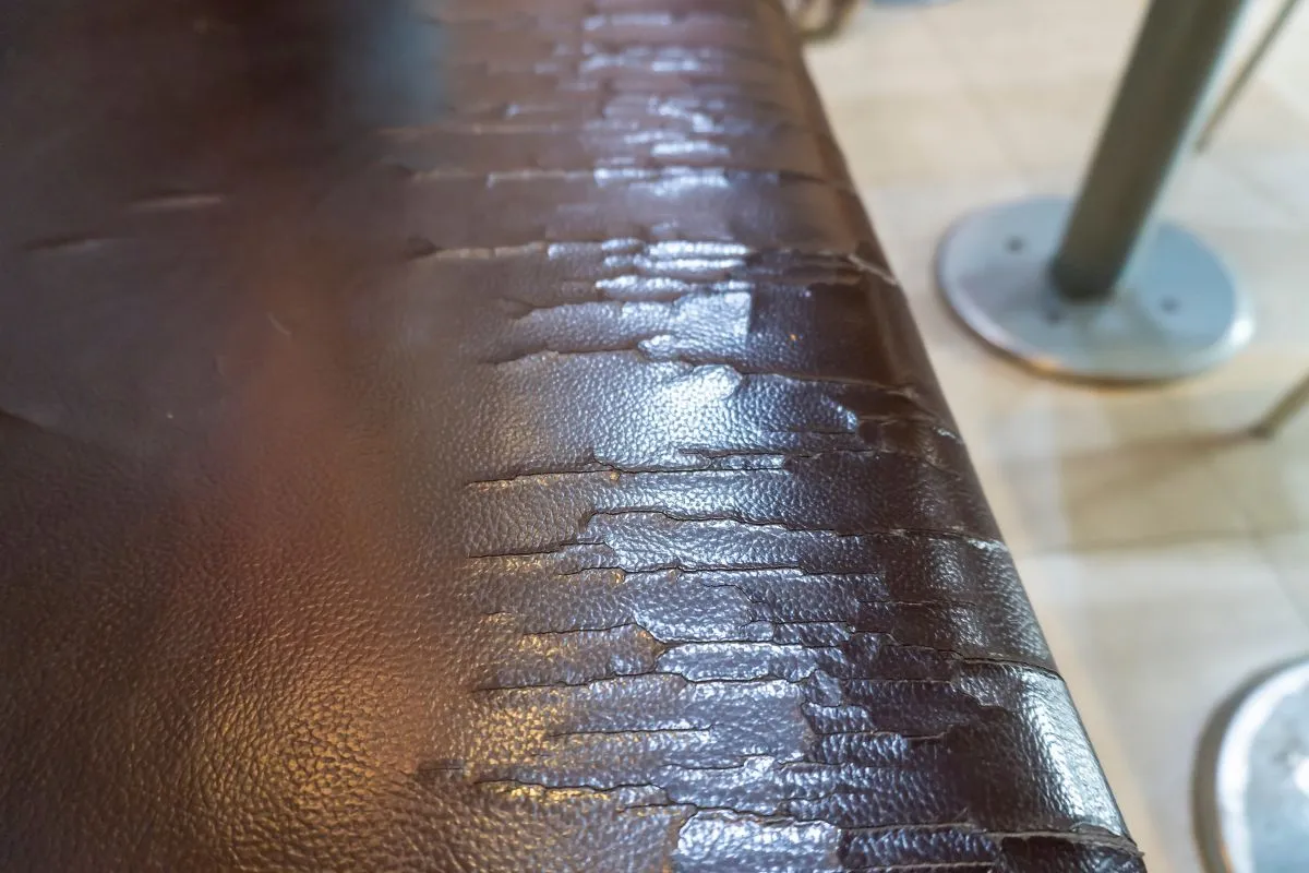 A mosogatószer kiszárítja a bőrkanapét, ami repedéseket okozhat.