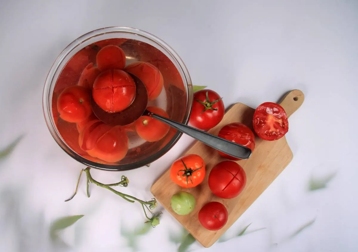 A,Lot,Of,Blanched,Red,Tomatoes,In,A,Bowl,With