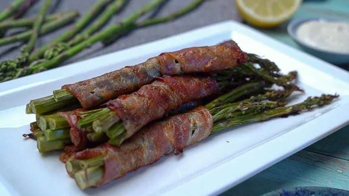 Baconbe tekert spárga