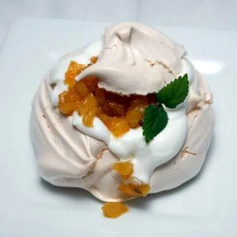 Pavlova tortácskák karamellizált ananásszal