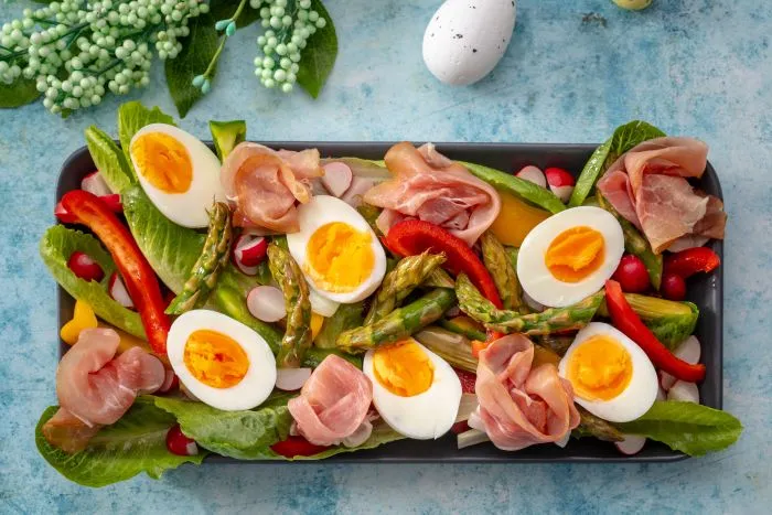 Spárgasaláta sonkarózsákkal és tojással recept