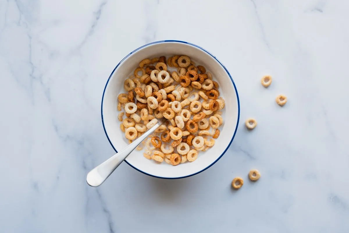 Bowl,Of,Cheerios,Breakfast,Cereal,In,Milk,On,White,Marble.