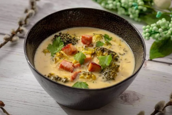 Sonkás-brokkolis sajtleves recept