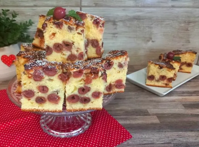 Potyogtatós meggyes piskóta recept