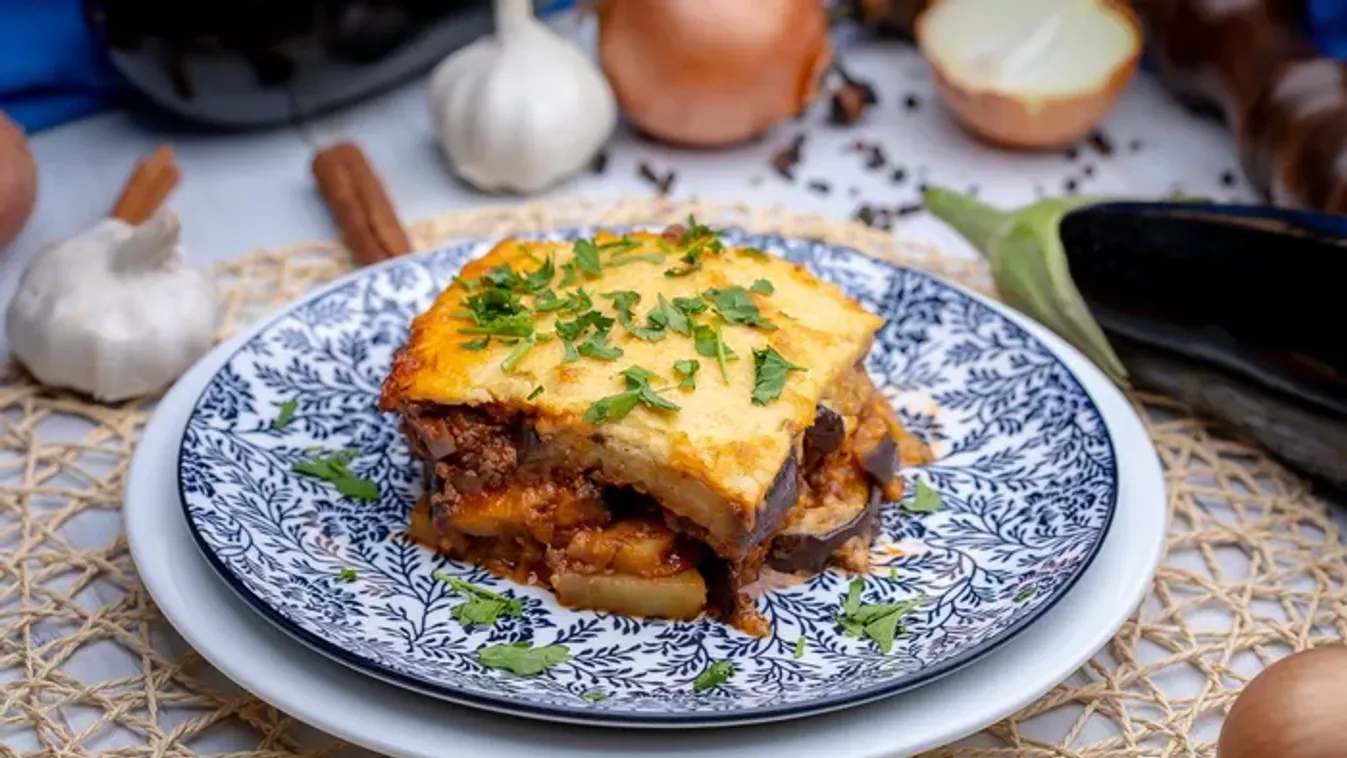 Ez a görög étel a rakott krumplinál is jobb lehet, a muszaka receptjét érdemes ismerni