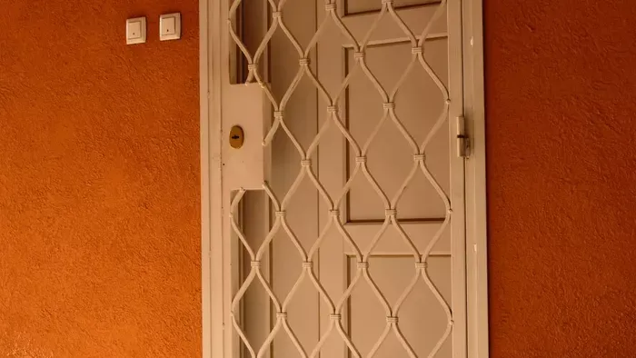 A vesztedet okozhatja a lakásajtó előtti rács, ami a betörőktől sem véd igazán