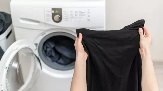 Ettől a meglepő mosási trükktől marad élénk színű a fekete ruha