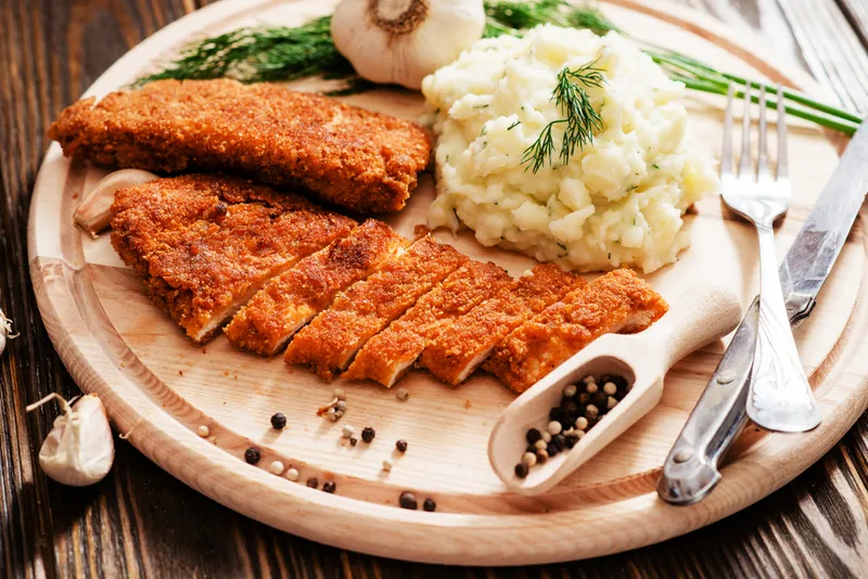 
Rántott csirkemell fokhagymás krumplipürével