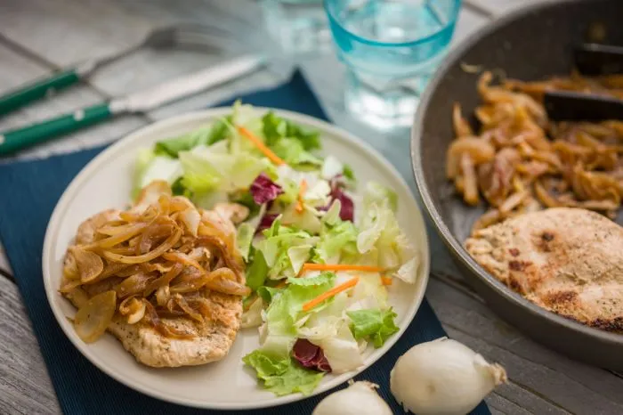 Hagymás rostélyos csirkemellből recept