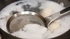 Összevesztek a háziasszonyok, hogy le kell-e szedni a húsleves habját