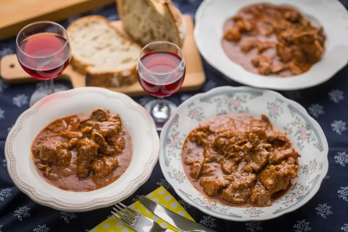 Marhapörkölt bográcsban recept
