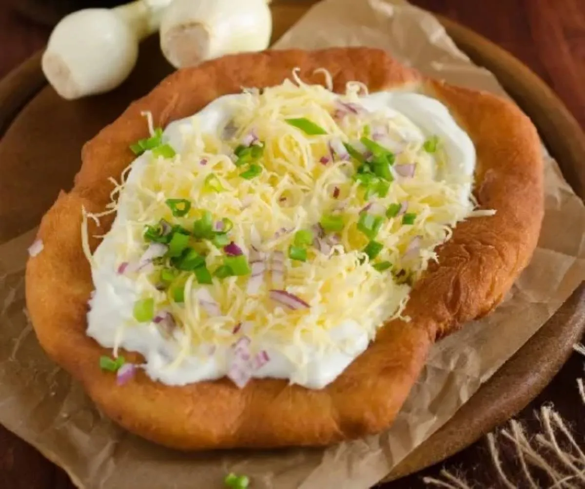 Az egyszerű burgonyás lángos bármikor elkészíthető otthon is 