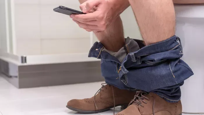 Veszélyt jelenthet az egészségedre, ha a vécén telefonozol