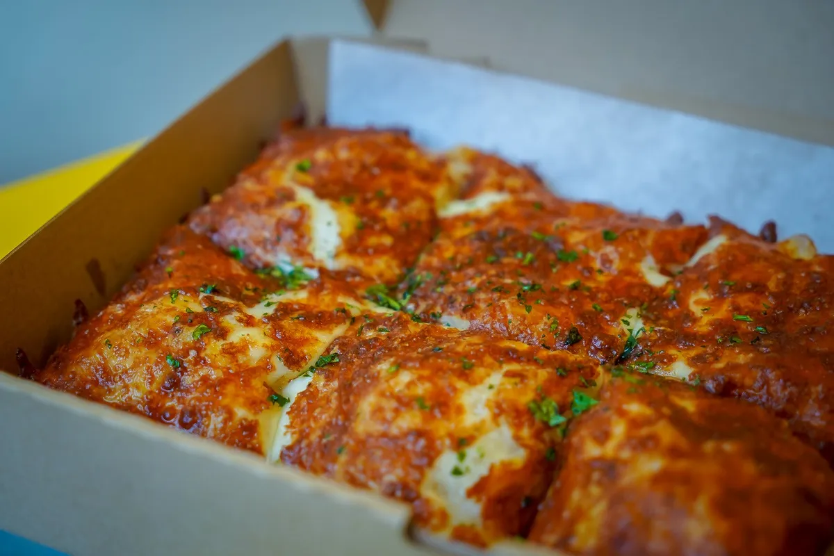 A Pizza Művekben kapható Budapest style pizzák négyszögletesek és szószt is adnak melléjük