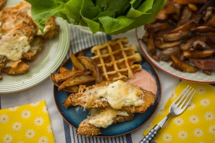 Szezámos-mákos bundában sült pulykamellfalatok sajttal sütve recept