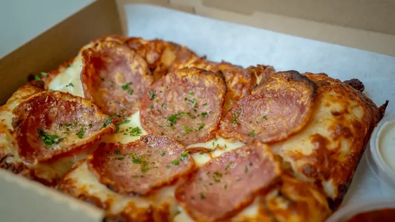 Négyszögletes, vastag a tésztája és mártogatós is jár hozzá: ilyen a Budapest style pizza
